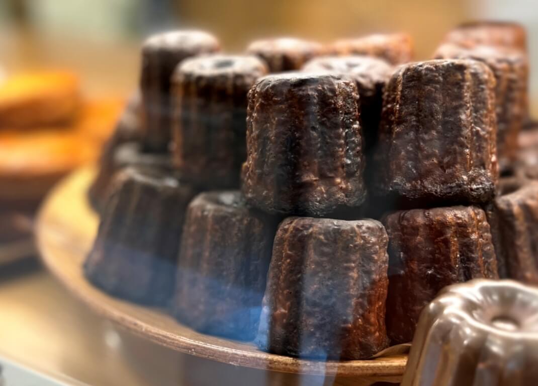 ショーケース内に積み上げられた「ビスキュイテリエ ブルトンヌ」のカヌレ