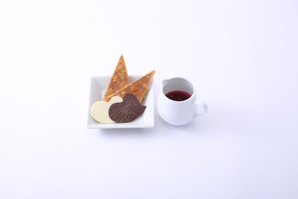 ＊ハート型のチョコや三角形のパイ、ベリーソース「