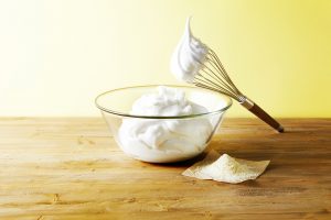 丁寧にメレンゲを泡立てるひと手間がパフ生地のふわっと軽い食感に。